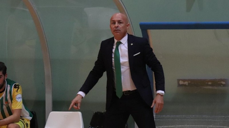 Juanito, entrenador del Real Betis Futsal, durante un encuentro