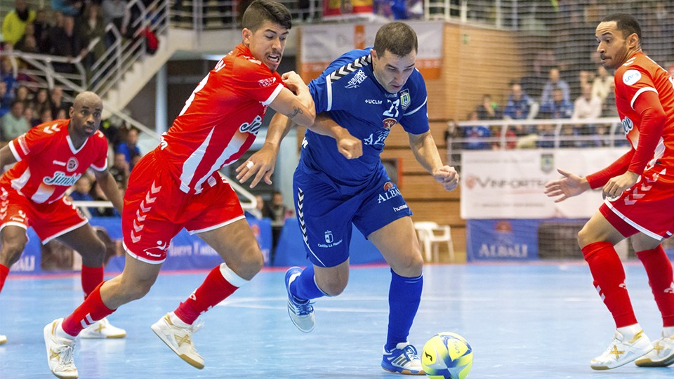 José Ruiz, del Viña Albali Valdepeñas , y Franklin, del Jimbee Cartagena, pelean por el balón.