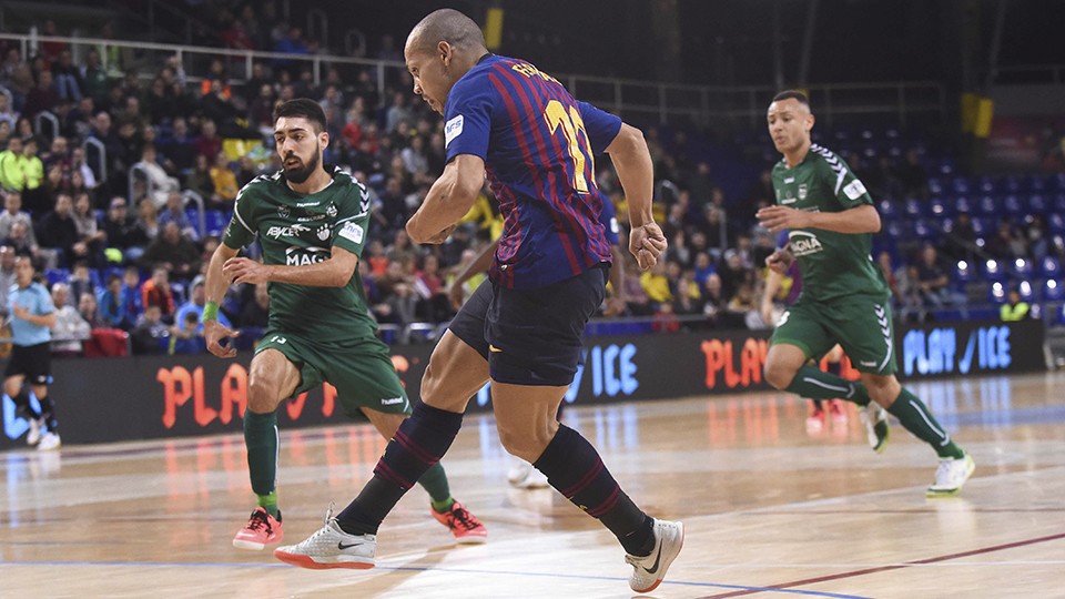 Ferrao, jugador del Barça, dispara ante Éric Martel.