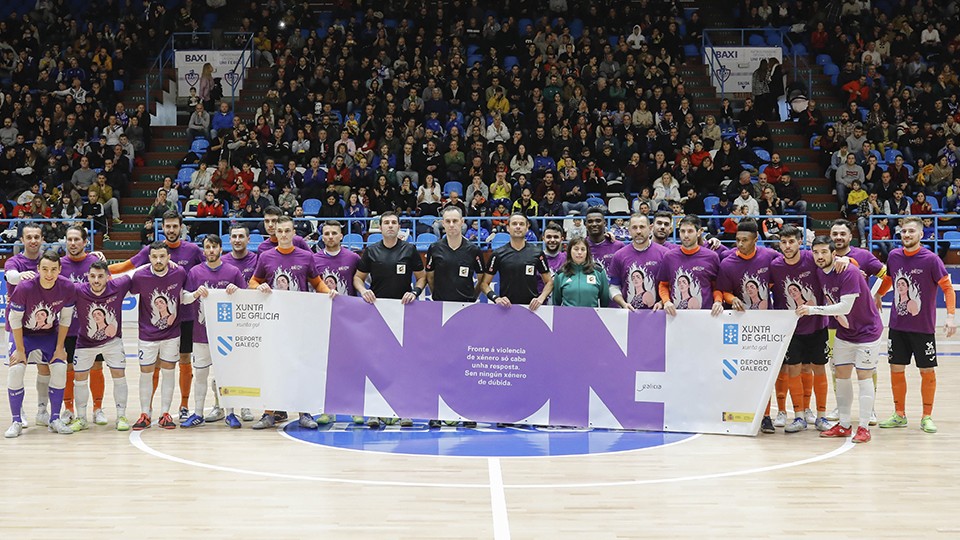 Los jugadores de O Parrulo Ferrol y Pescados Rubén sujetan junto a los árbitros la pancarta contra la violencia de género. Foto: (Hugo Nidáguila / Instantes Momentos Fotográficos).