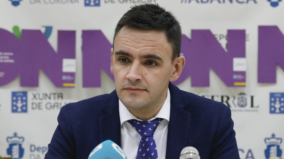 Héctor Souto, entrenador de O Parrulo Ferrol, durante una rueda de prensa. (Foto: Hugo Nidáguila / Instantes Momentos Fotográficos)