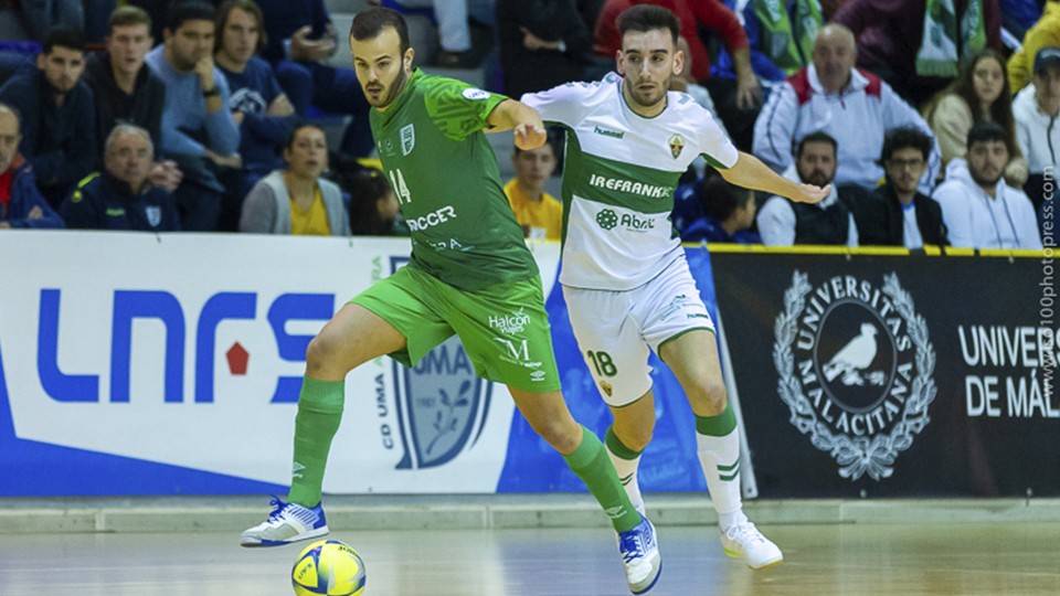 Javi Amorós, jugador del BeSoccer CD UMA Antequera, ante Iborra, del Irefrank Elche CF