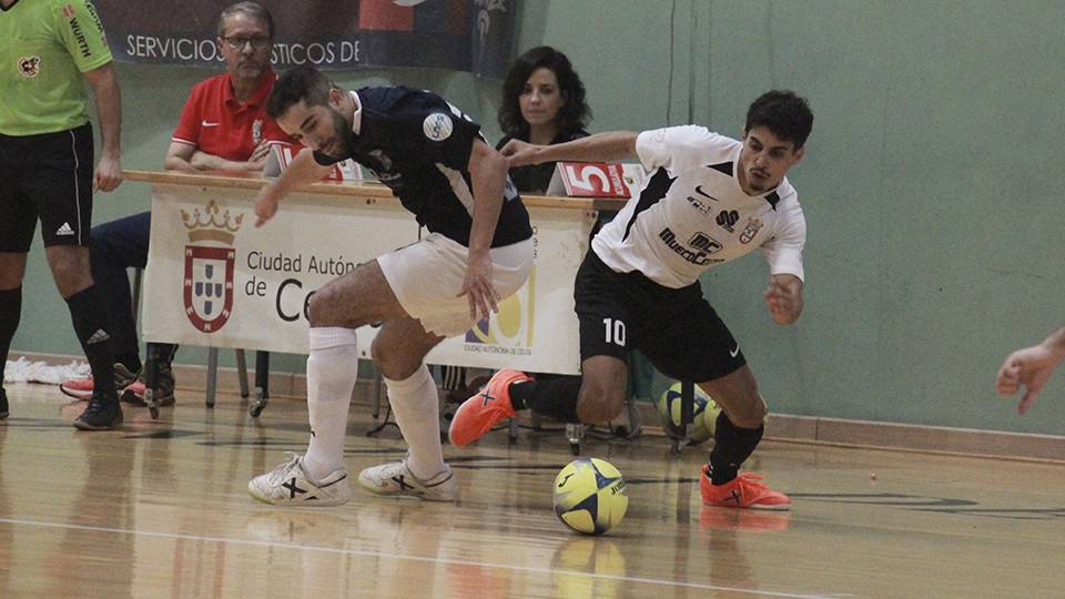 Anuar, jugador de la Unión África Ceutí, disputa el balón con Anass, del Soliss FS Talavera.