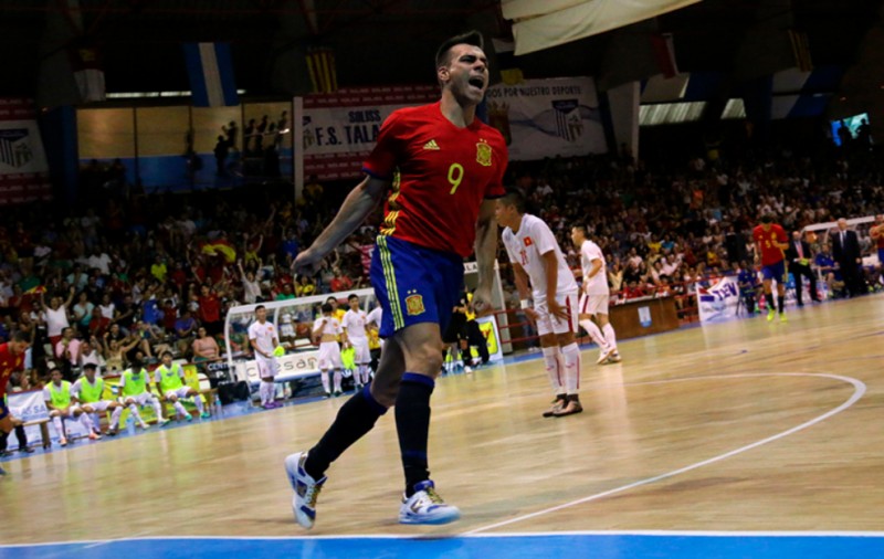 Sergio Lozano celebra un gol con la selección española 