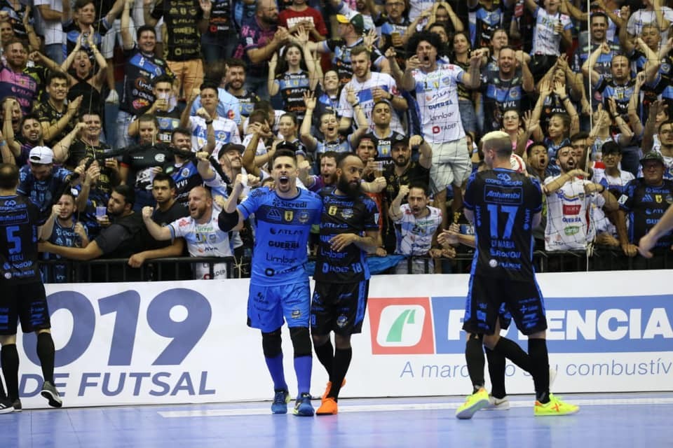 Los jugadores del Pato Futsal celebran un gol en la Liga de Brasil
