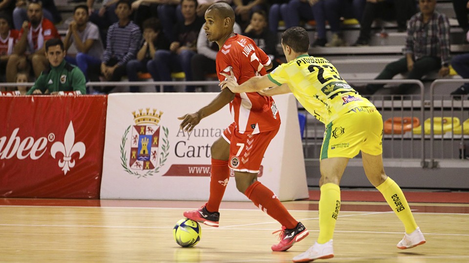 Lukaian, jugador del Jimbee Cartagena, protege el balón ante Piqueras, del Jaén Paraíso Interior.