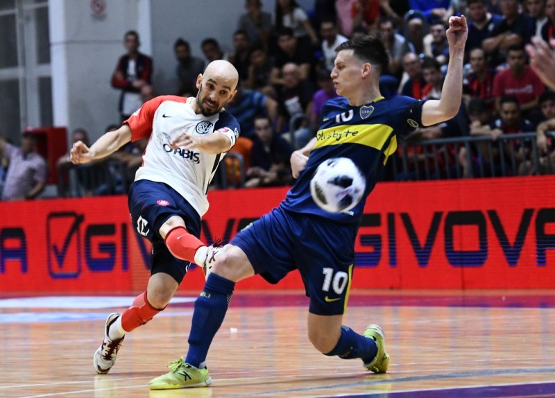 Damián Stazzone, de San Lorenzo, frente a Andrés Santos, de Boca Juniors