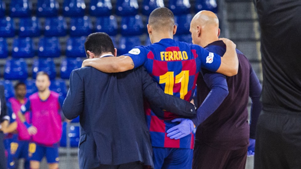 Ferrao, jugador del Barça, abandona la pista lesionado.