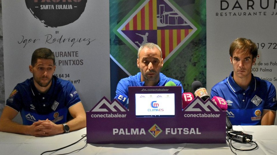 Vadillo, entrenador del Palma Futsal, junto a los jugadores Carlos Barrón y Raúl Campos.