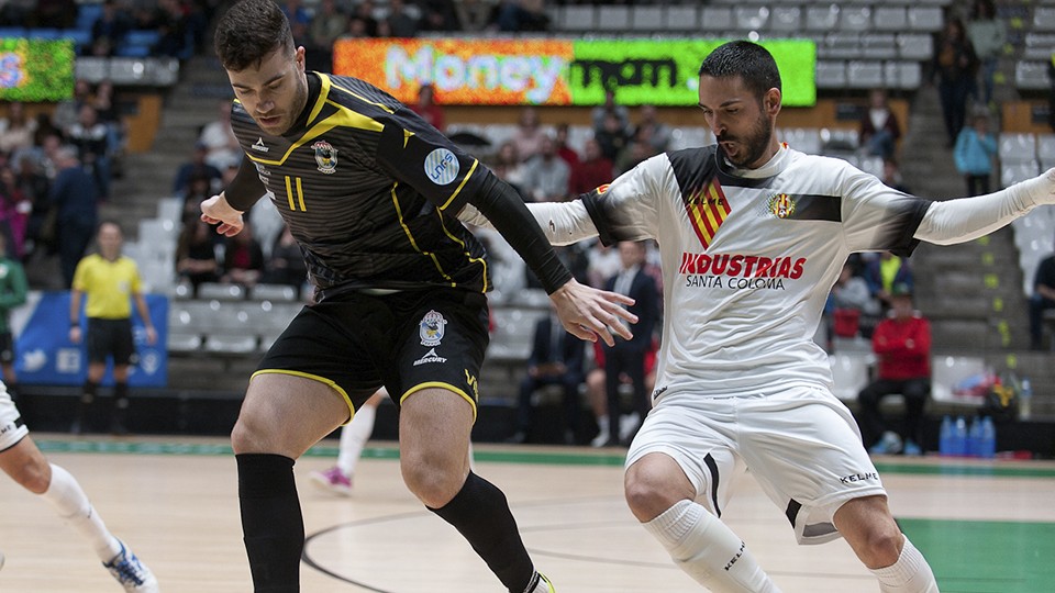 Saura, jugador de O Parrulo Ferrol, ante Álex Verdejo, de Industrias Santa Coloma.