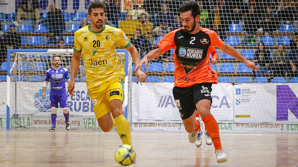 Joselito, jugador de Pescados Rubén Burela, conduce el balón ante Fran Peña, del Jaén Paraíso Interior.