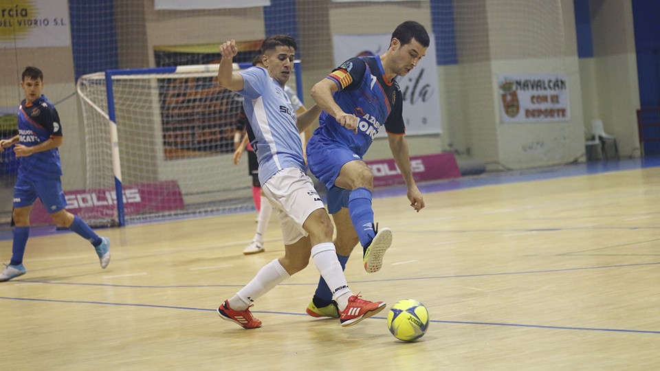 Muniesa, jugador del Colo Colo Zaragoza, ante Víctor, del Soliss FS Talavera. (Foto: Antonio Á. Torres)