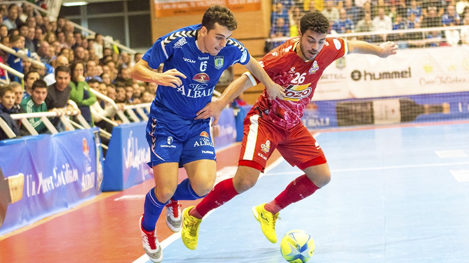 Alberto García, de ElPozo Murcia, y Juan Cózar, de Viña Albali Valdepeñas, pugnan por el balón. 