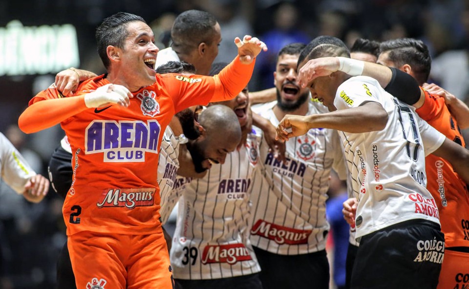 Los jugadores de Corinthians celebran su segunda Copa consecutiva en Brasil