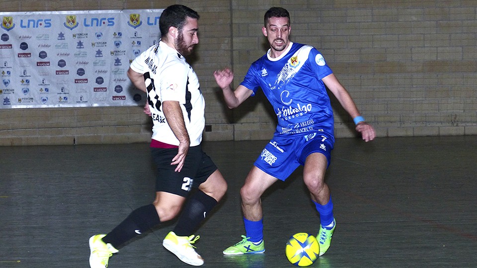 Manu Orellana, jugador de la UA Ceutí, ante Manu Diz, del Manzanares FS. 