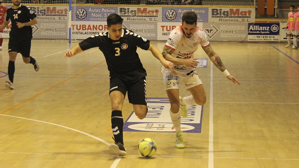 Alberto, jugador de Rivas Futsal, disputa un balón ante Dani Colorado, del Noia Potus Apostoli.