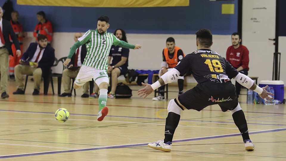 Burrito, jugador del Real Betis Futsal, dispara ante Valiente, guardameta del Software DELSOL Mengíbar.