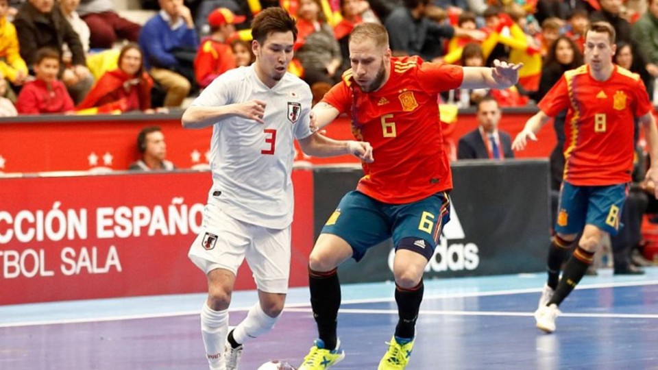 Solano, con la Selección española, ante un jugador de Japón