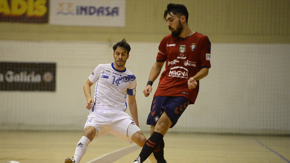 Éric Martel, jugador del CA Osasuna Magna, ante Miguel, de O Parrulo Ferrol.