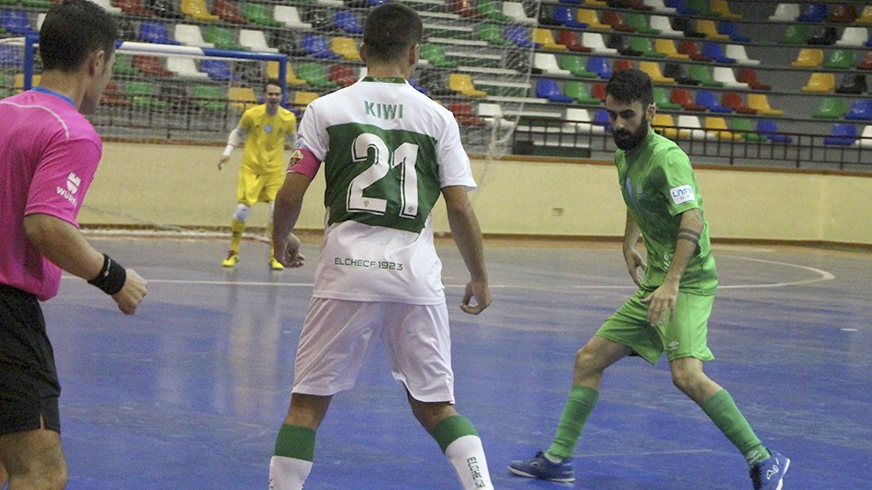 Kiwi, jugador del Irefrank Elche CF, encara a Dani Blanco, de Santiago Futsal.