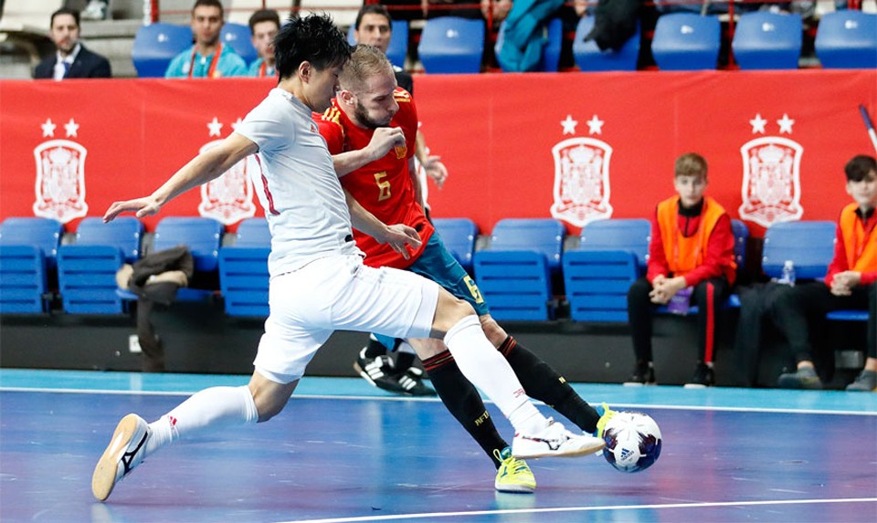 Solano dispara a portería en un partido de la Selección española contra Japón