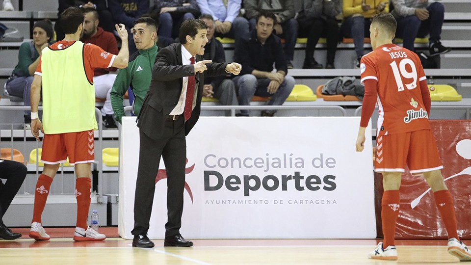 Duda, entrenador del Jimbee Cartagena, da instrucciones a los suyos durante un encuentro.