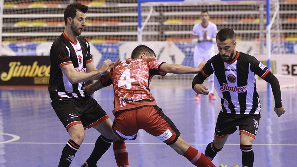 Juanpi, jugador del Jimbee Cartagena, disputa el balón con Felipe Valerio, de ElPozo Murcia.