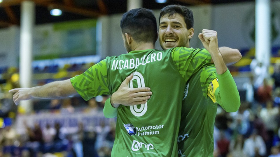 Los jugadores del BeSoccer CD UMA Antequera celebran un tanto.