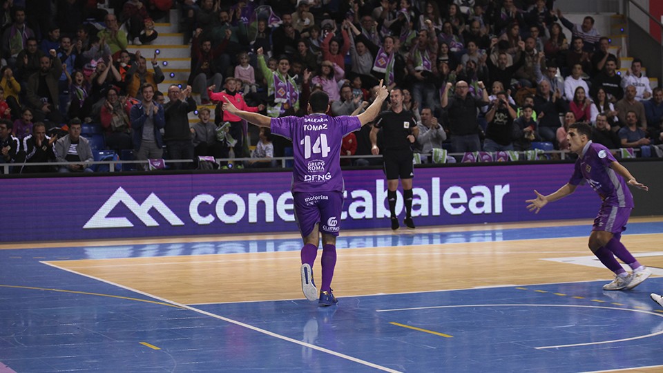 Tomaz, jugador del Palma Futsal, celebra un gol.