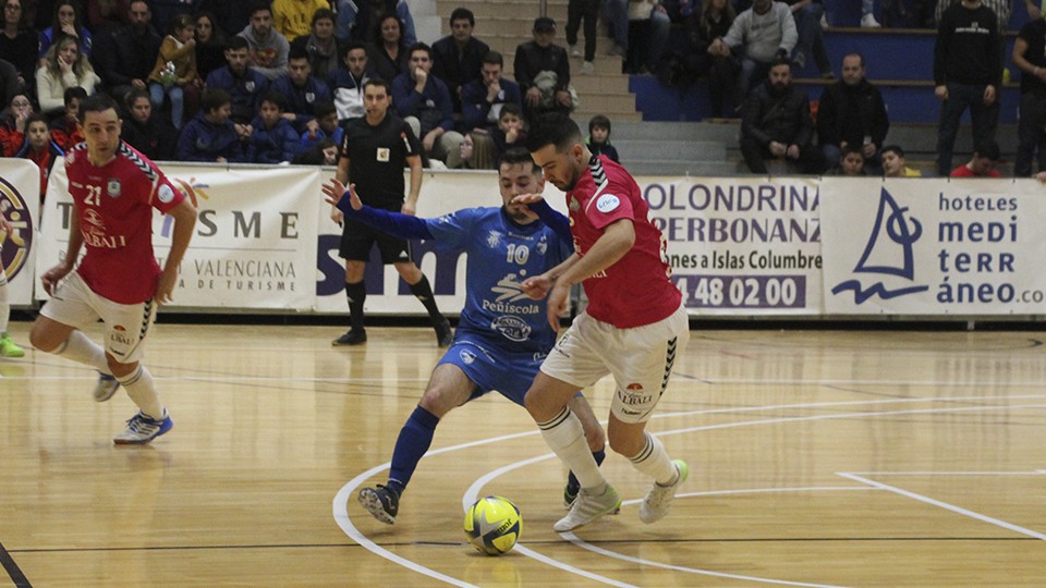 Chino, de Viña Albali Valdepeñas, protege el balón ante Josiko, de Servigroup Peñíscola.