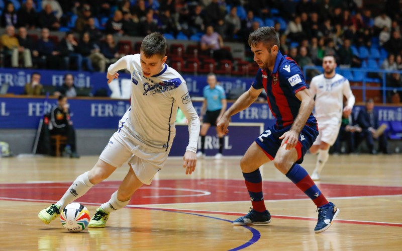 Isma, de O Parrulo Ferrol, conduce el balón ante la presencia de Cecilio, del Levante UD FS