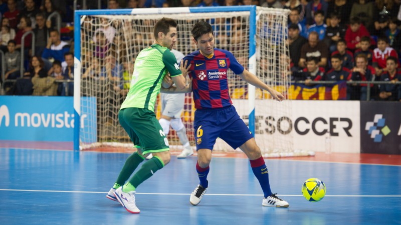 Daniel, del Barça, controla el balón ante la presión de Bebe, de Movistar Inter.