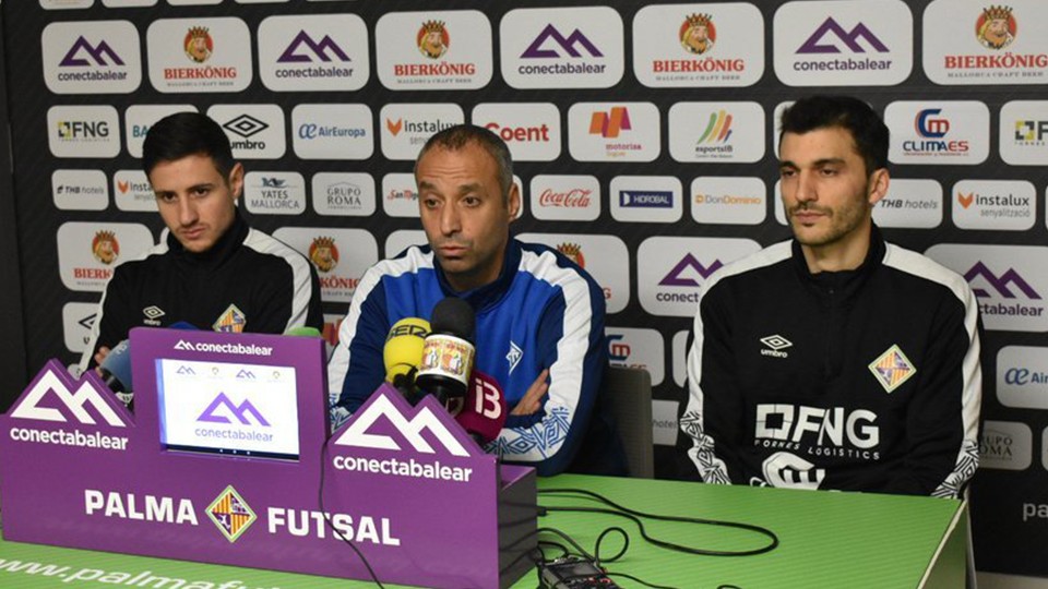 Vadillo, entrenador de Palma Futsal, junto a sus jugadores Sarmiento y Lolo.