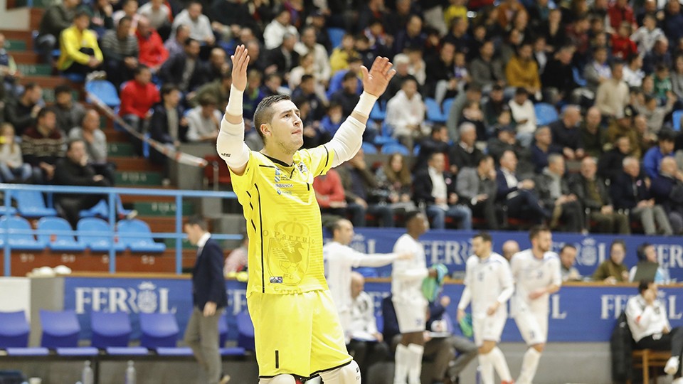 Illi, portero de O Parrulo Ferrol, durante un encuentro. (Foto: Hugo Nidáguila / Instantes Momentos Fotográficos)
