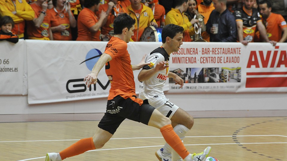 Cardona, jugador del Industrias Santa Coloma, ante Trípodi, del Aspil-Jumpers Ribera Navarra.