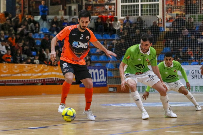 Joselito, de Pescados Rubén Burela, defiende el balón ante Rafa López, de Palma Futsal.