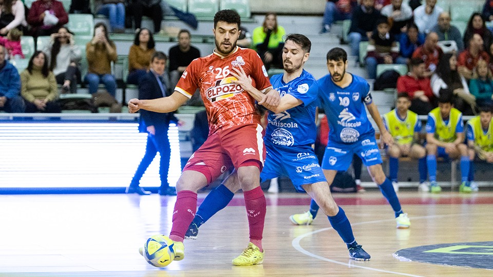 Matteus, de ElPozo Murcia, defiende el cuero ante Paniagua, de Servigroup Peñíscola.
