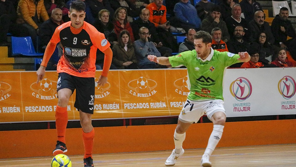 Pitero, jugador del Pescados Rubén Burela, ante Rafa López, del Palma Futsal.