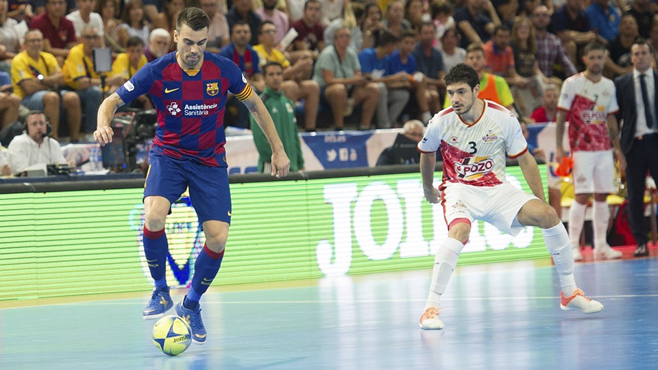 Sergio Lozano, jugador del Barça, protege el balón ante Marc Tolrá, de ElPozo Murcia.