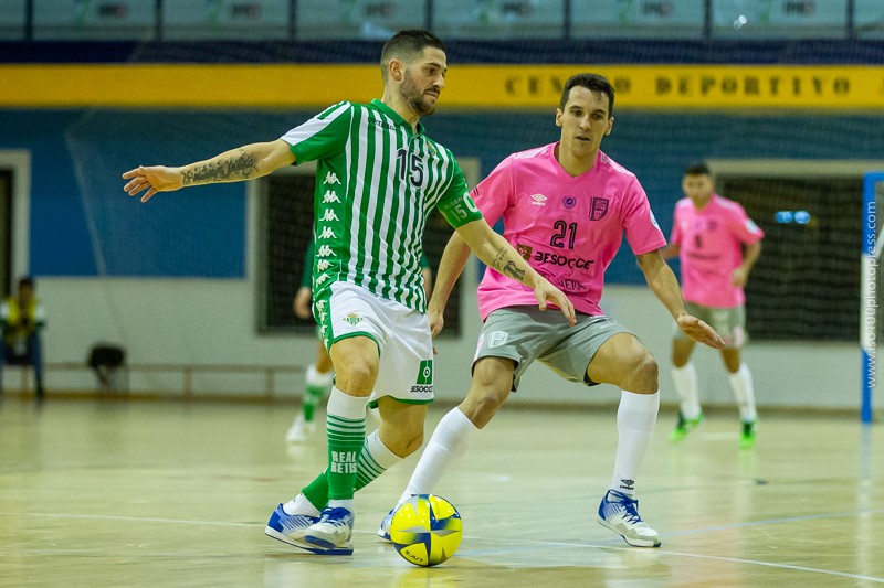 Rubén Cornejo, del Real Betis Futsal, juega el balón ante Óscar, del BeSoccer UMA Antequera.