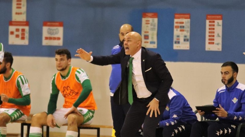 Juanito, entrenador del Real Betis Futsal, da instrucciones durante un partido.