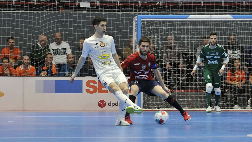 Tripodi, jugador del Aspil-Jumpers Ribera Navarra, ante Roberto Martil, del CA Osasuna Magna.