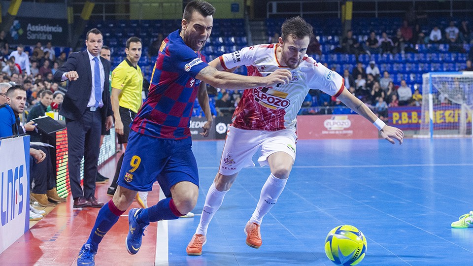 Sergio Lozano, del Barça, pugna por el balón con Paradynski, de ElPozo Murcia.