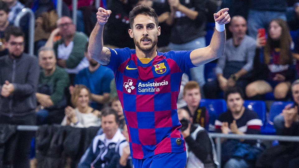 Adolfo, jugador del Barça, celebra un tanto.