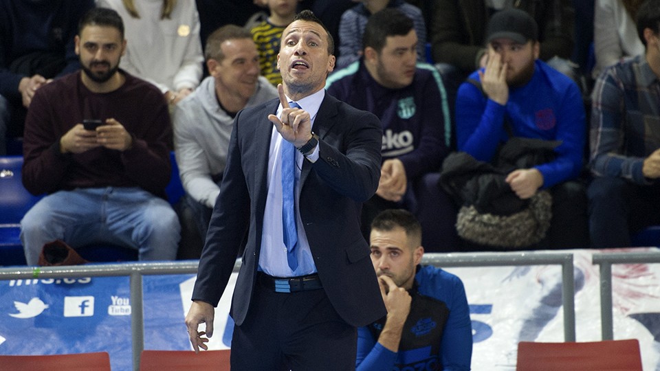 Diego Giustozzi, entrenador de ElPozo Murcia, da instrucciones durante un encuentro.