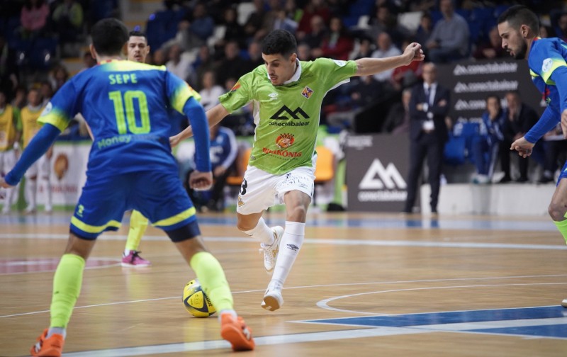 Hamza, del Palma Futsal, golpea el balón ante la presencia de Sepe, de Industrias Santa Coloma