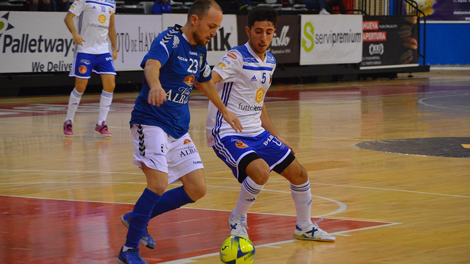 Nano, de Viña Albali Valdepeñas, defiende el balón ante Tabuenca, de Fútbol Emotion Zaragoza.