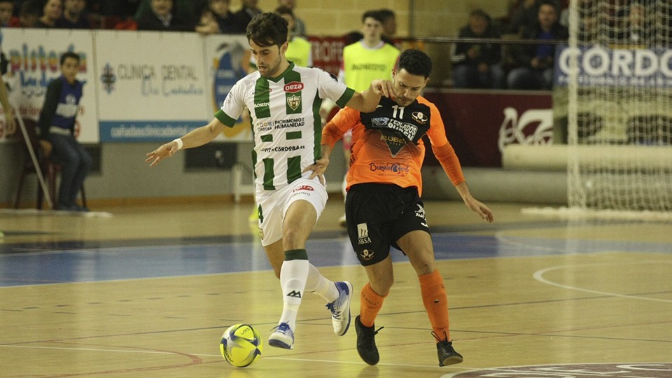 Pablo del Moral, de Córdoba Patrimonio de la Humanidad, lucha por el balón con Juanfran, de Pescados Rubén Burela.