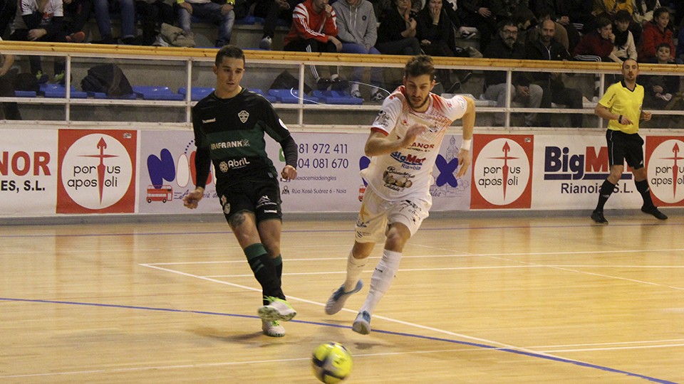 Rubi, jugador del Irefrank Elche, ante Antonio Diz, del Noia Portus Apostoli.