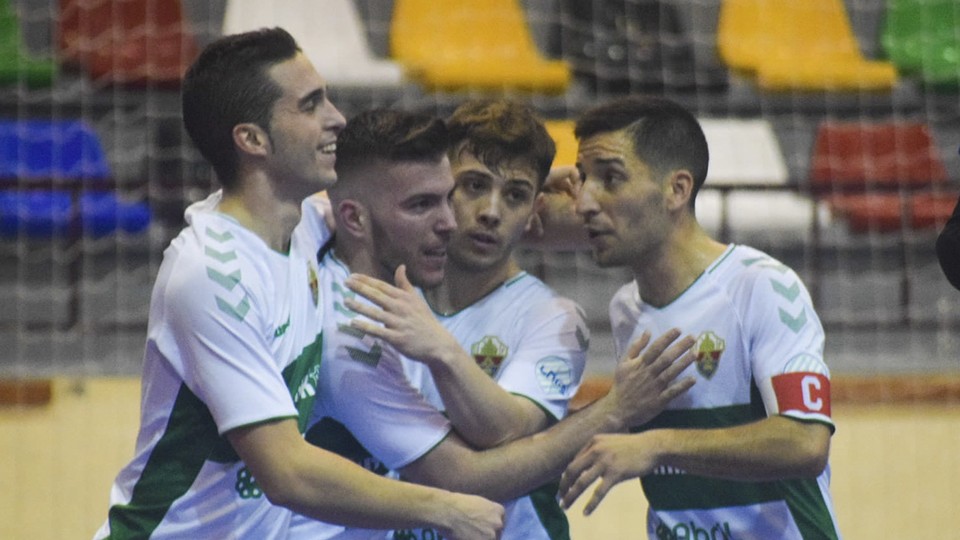 Los jugadores de Elche CF celebran un gol.